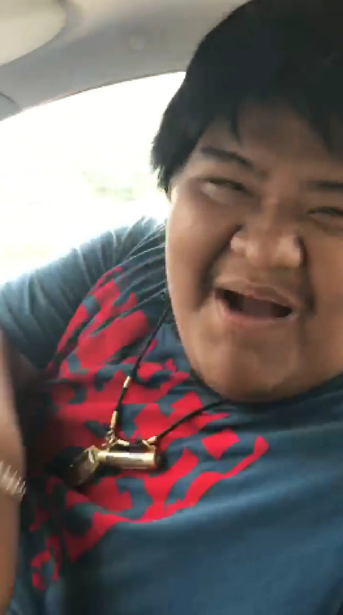 โชว์เก๋าไม่เข้าเรื่อง! หนุ่มตุ้ยนุ้ย โชว์ขับรถกลางเมือง บอก "ถนนเส้นเนี่ย ปิดตาขับยังได้เลย สบาย ๆ" ชาวเน็ตรุมด่าจนต้องออกมาพูดแบบนี้ (คลิป)