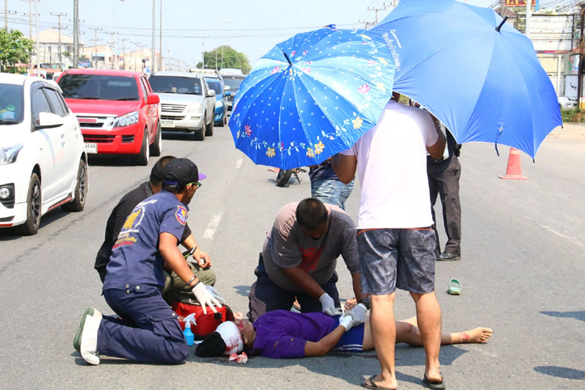 แชร์ไปรัวๆ!! "หนุ่มใจหล่อ" ยืนตากแดดกางร่ม ให้สาวถูกรถชนเลือดอาบ พอหันหน้ามาเท่านั้นแหละ กรี๊ดสนั่น!!