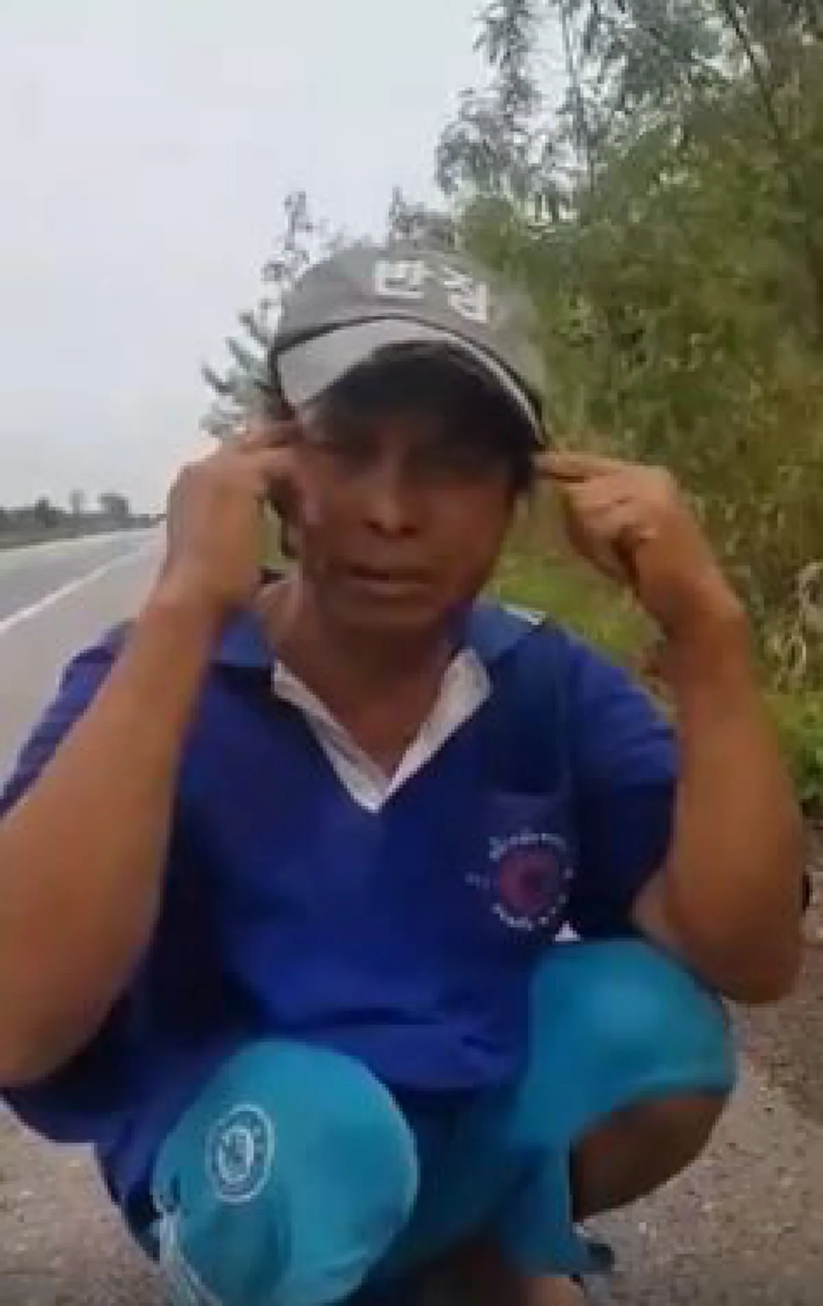 "โดนเขาตีมา เจ็บไปทั้งตัว" !?! ลุงเก็บของเก่านั่งฟุบกับพื้นถนนหนุ่มตัดสินใจเหมาขวดทั้งหมด ลุงถอดรองเท้านั่งพับเพียบยกมือไหว้ทั้งน้ำตา