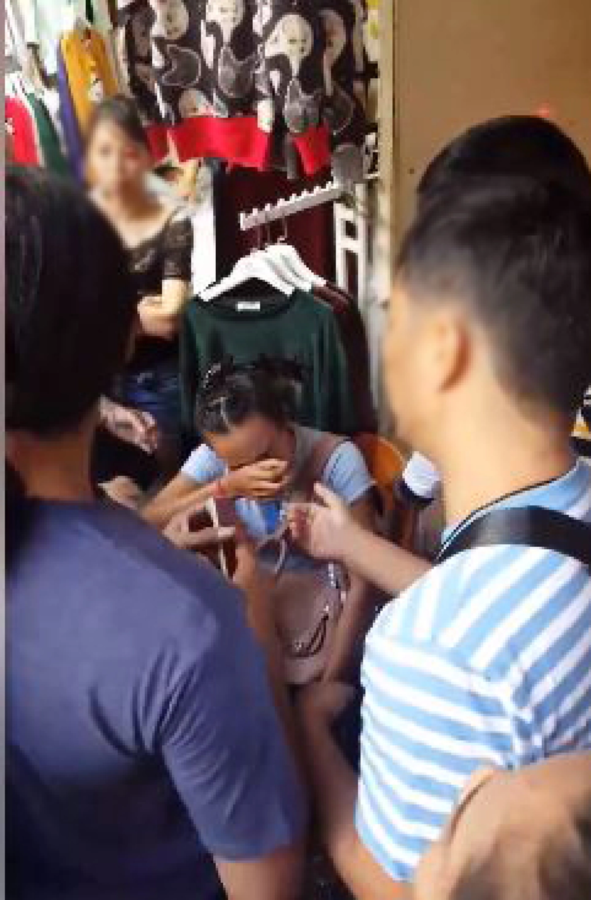 บีบน้ำตายกใหญ่ !?! คนไทยเลือดขึ้นหน้ารุมเค้นเดือด"สาวเขมร"กรีดกระเป๋าชาวจีน....หลักฐานคามือ ดิ้นไม่หลุดร้องไห้โฮ (มีคลิป)