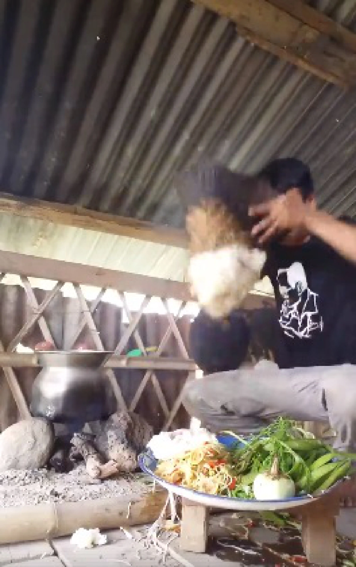 อวสานอาหารเที่ยง !! หนุ่มนั่งนึ่งข้าวเหนียว หวังทานกับ ส้มต้มรสเด็ด ! แต่ผิดคาดเมื่อซึ้งนึ่งข้าวกับไม่เป็นใจ !!?(ชมคลิป)