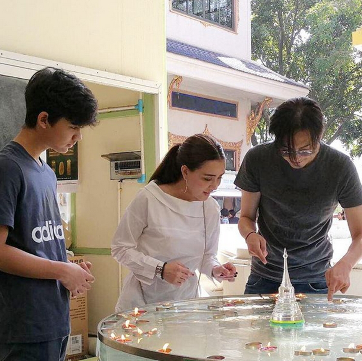 อิ่มทั้งบุญ...อิ่มทั้งใจ!! คู่รักสุดหวาน "ศรราม - นิโคล" พร้อมด้วย "น้องทิกเกอร์" ทำบุญไหว้พระขอพร ขึ้นปีใหม่ 2561 #งานครอบครัวสุดๆ