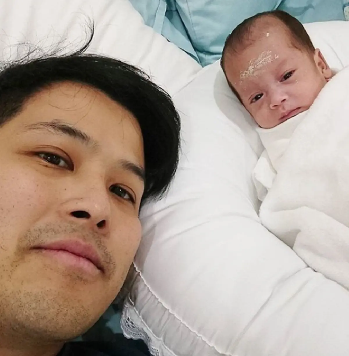พ่อจะรอวันนั้นนะ!!! "เติ้ล ตะวัน" โพสต์รูปลูกสาวส่งสายตาออดอ้อน แต่ความจริงเบื้องหลังทำเอายิ้มไม่ออก งานนี้แฟนคลับคอมเม้นต์รัวส่งกำลังใจ