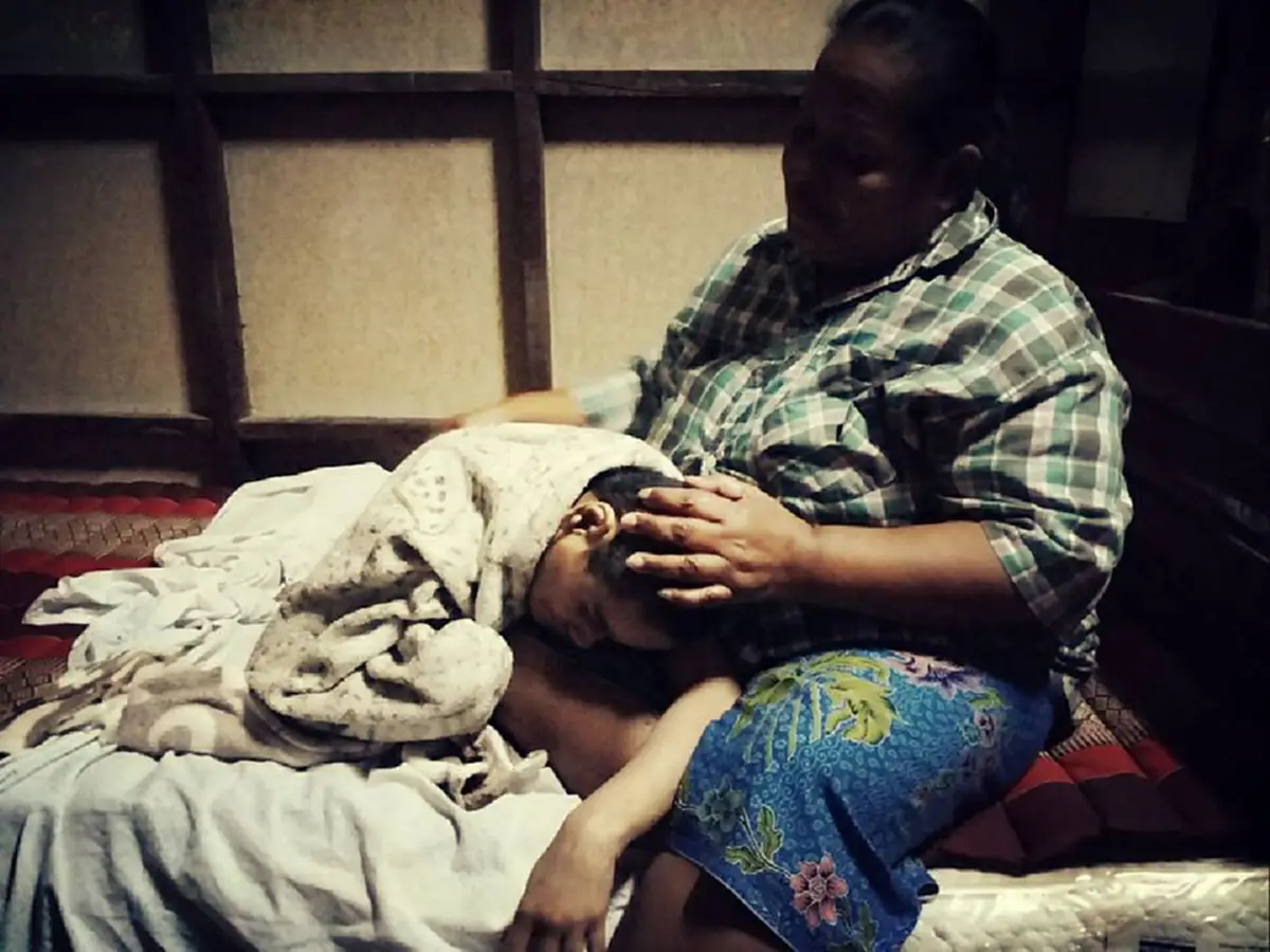 ลองอ่านให้จบ!! หญิงชราเฝ้าเลี้ยงลูกพิการทางสมองขั้นรุนแรงหลายครั้งหิวจนกิน "อุจจาระ" ตัวเอง แม่สุดเศร้าบากหน้ายืมเงินซื้อข้าวให้ลูก (มีคลิป)