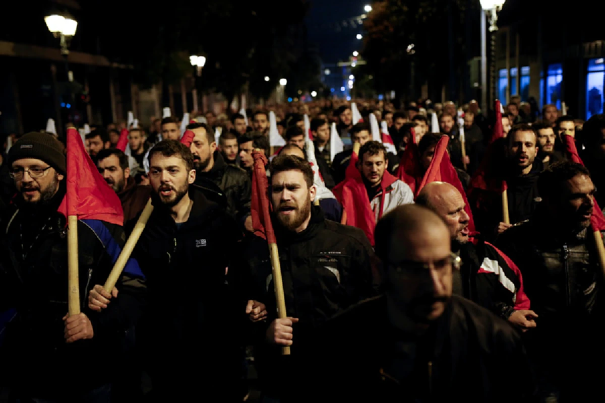 ปะทะเดือด!!! ตำรวจเผชิญหน้าผู้ชุมนุม ซัดกันนัว กระทบทั่วโรงเรียน โรงพยาบาล ยันสนามบิน!!! (มีคลิป)