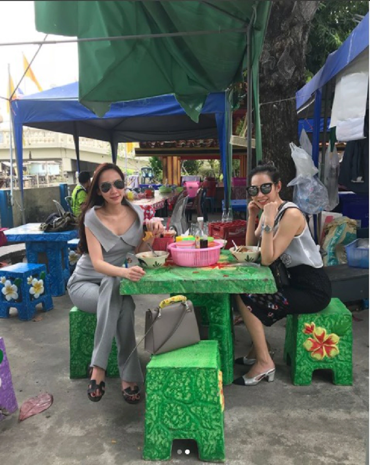 โอ้ว...โห!! ส่อง "อั้ม พัชราภา" นั่งกินก๋วยเตี๋ยวร้านข้างทาง แต่ท่าโพสต์นี่กินขาดจริงๆ คนอะไรทำสวยดูดีไปหมด #รักความคิดดินของแม่จัง