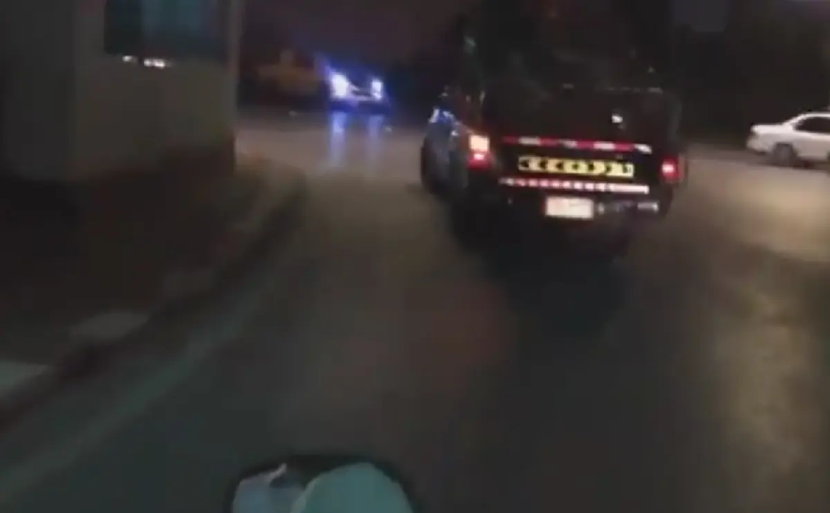 ทำไมครับ!! รถคนงานติดสัญญาณไฟฉุกเฉินวิ่งขอทาง กู้ภัยผ่านมาเห็นแบบนี้มันใช่หรอเรียกตำรวจเข้าเคลียร์ด่วน "พี่ยืนยันได้ไหม" (คลิป)