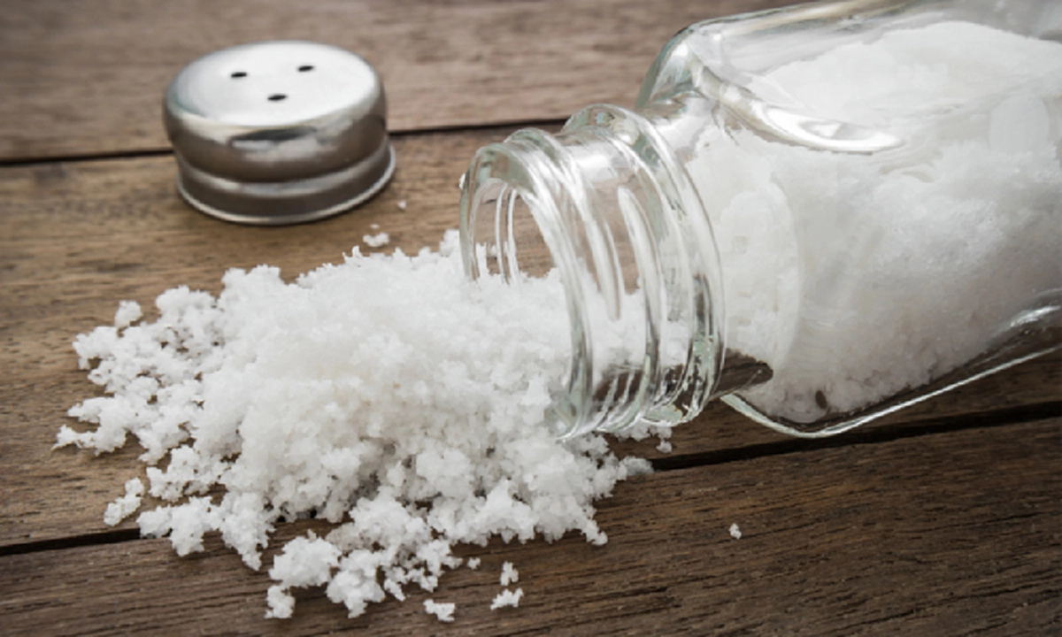 ไม่ต้องเสียเงินเข้าสปาเลย แถมได้ประโยชน์มากมายเกิดคาด!! เทรนด์ยอดฮิตที่กำลังมาแรงในตอนนี้นอกจากการออกกำลังกายแล้วนั้นคือ "แช่เท้าด้วยเกลือ"