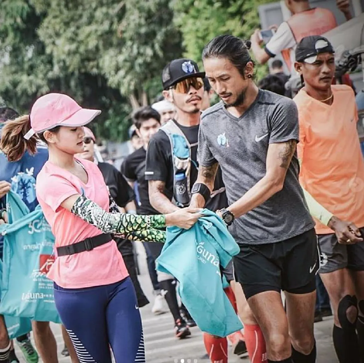 พ่อเสือยิ้มยาก!! "ก้อย" โพสต์สุดซึ้ง..จากก้นบึ้งหัวใจ ถึง2ผู้พิทักษ์ เเห่ง #ก้าว เสียสละร่างกายยอมเจ็บ เป็นเกราะกำบังให้"พี่ตูน"(คลิป,ภาพ)