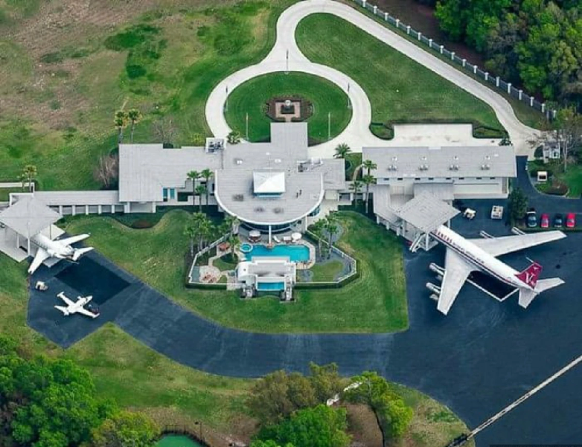 ไม่ธรรมดา!! เปิด "คฤหาสน์หรู" ของดาราฮอลิวูด "John Travolta" เป็นคนเดียวในโลก ที่มีสนามบินในบ้าน แถมยังขับเองด้วย!! (ภาพ)