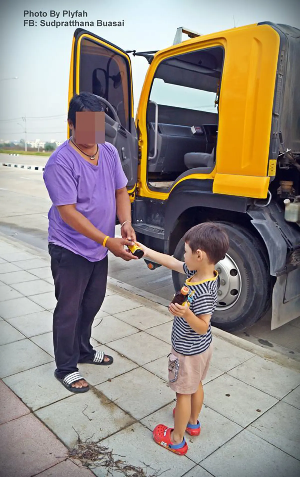 ทำไมพี่เขาต้องตากเเดด!! สองแม่ลูกเจอคนงานทำถนนท่ามกลางอากาศร้อน ลูกชายตัวน้อยถามอย่างใสซื่อทำโซเชียลน้ำตาซึม เพราะเลี้ยงลูกแบบนี้นี่เอง