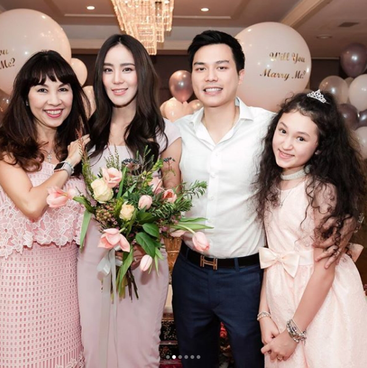 เตรียมตัวสละโสดไปอีกคู่แล้ว!! "ไฮโซเคน" ทำเซอร์ไพรส์สาว "ขนมจีน" คุกเข่าขอแต่งงาน (คลิป)