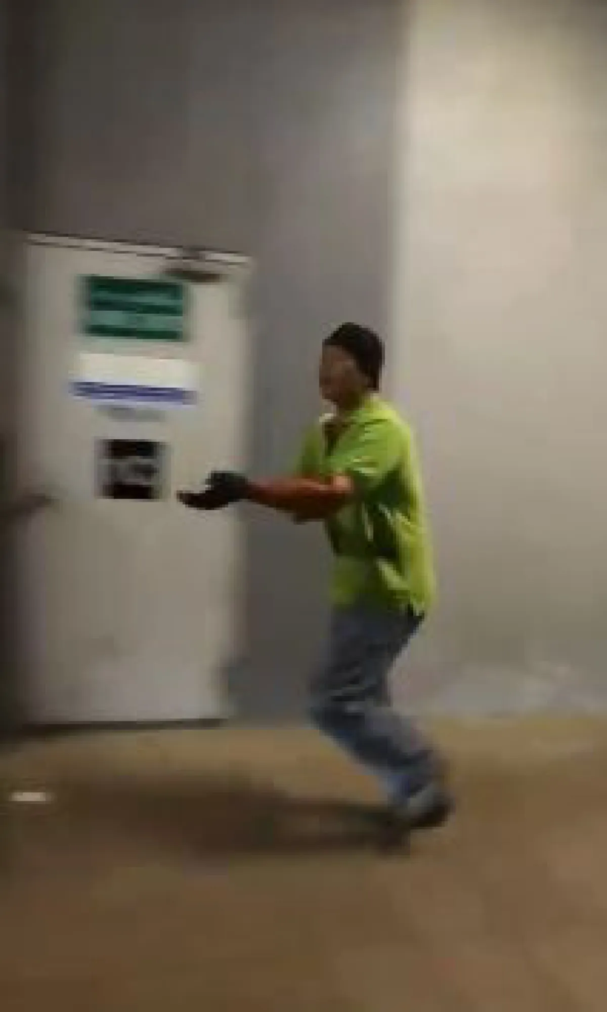 "อย่าเก๋าให้มากไอ้เ...." !! แทงกันเลือดสาด "กระบะ-จยย." ตัดหน้ากันก่อนเปิดศึกเดือดหน้าห้างดัง ! (มีคลิป)