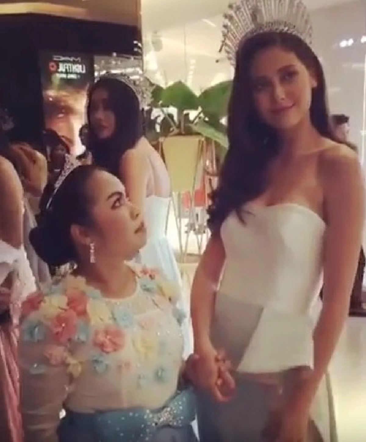 จะเกิดอะไรขึ้น !! เมื่อ \"ตุ๊กกี้ สุดารัตน์\" โคจรมาเจอ \"มารีญา\" และนี่คือปฏิกิริยาของทั้งคู่ !! (คลิป)