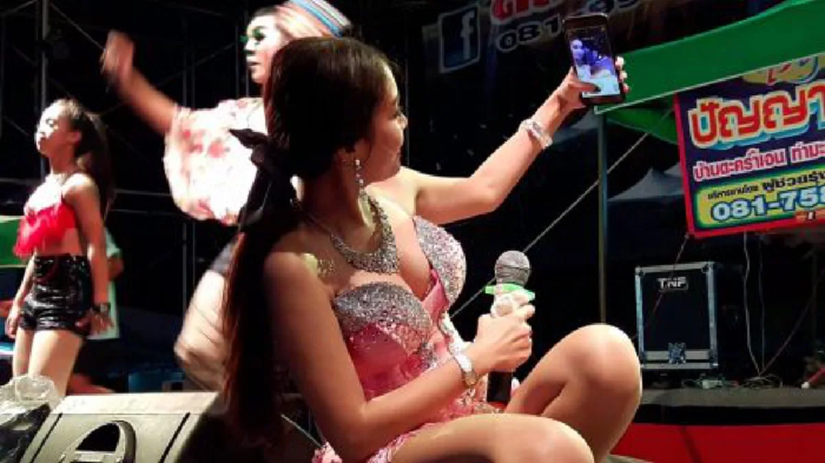 *สะเทือนวงการลูกทุ่ง!!! เมื่อ "นักร้องลูกทุ่งสาวเสียงดี" แต่งตัวมิดชิด ล่าสุดขอเปลี่ยนลุคสุดแซ่บ ขายเซ็กซี่ ตามรอย "ลำไย-ใบเตย"!!! (ชมคลิป)