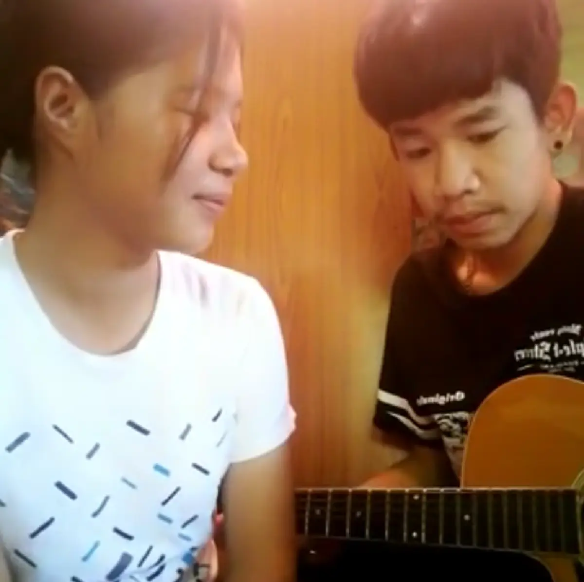 สุดมุ้งมิ้ง ดูแล้วเขินแทน!! หนุ่มร้องเพลงเล่นกีต้าร์จีบสาวเนื้อเพลงหวานซึ้ง น้ำเสียงก็ไพเราะ แถมสบตาตลอดเพลงทำเอาคนดูเขินตามๆกัน (คลิป)