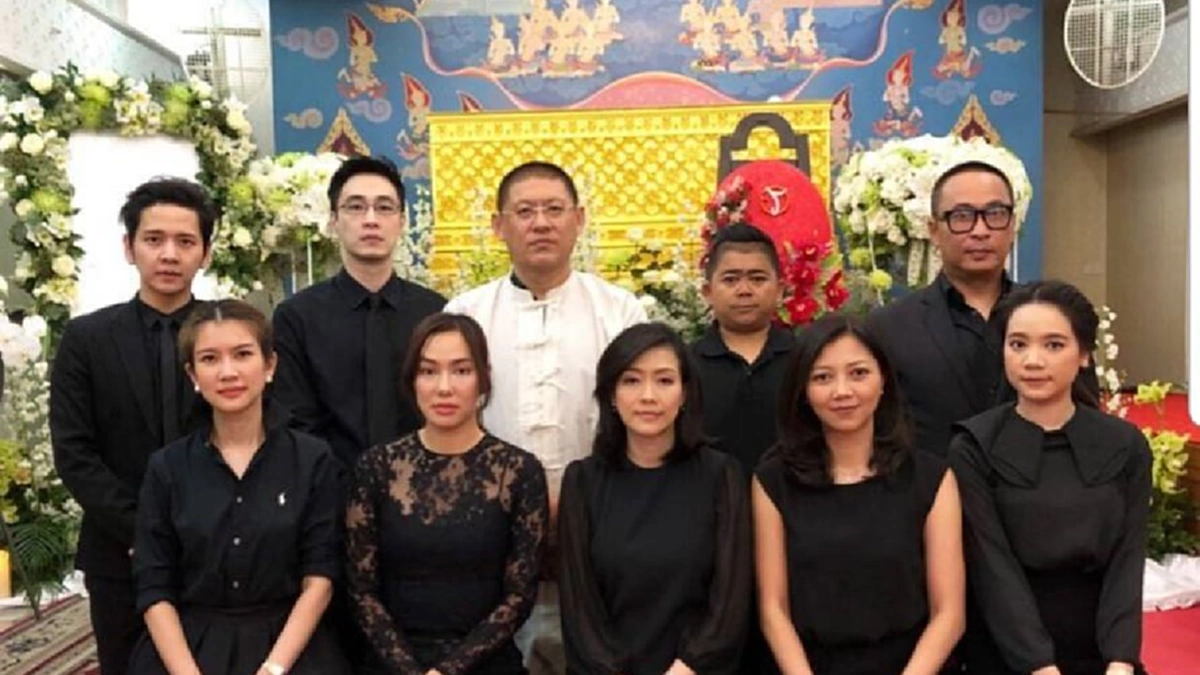 #สะเทือนวงการ!! "น้องไบรท์" โพสต์แคปชั่นสุดซึ้ง แสดงความเสียใจ "สรยุทธ" ที่ต้องสูญเสียคุณแม่ หลังพาแม่สวดมนต์ ให้ฟังจนวาระสุดท้าย !! (ชมภาพ)