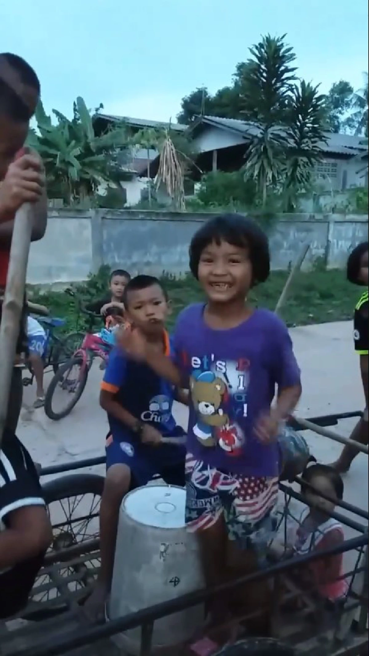 คนดูทะลุล้านวิว!!! เมื่อ "แก๊งหนูน้อย" ขึ้นรถแห่ประจำหมู่บ้าน ร้องเพลงสุดคึกครื้น ทำเอาหวนคิดถึงวัยเด็ก! (ชมคลิป)