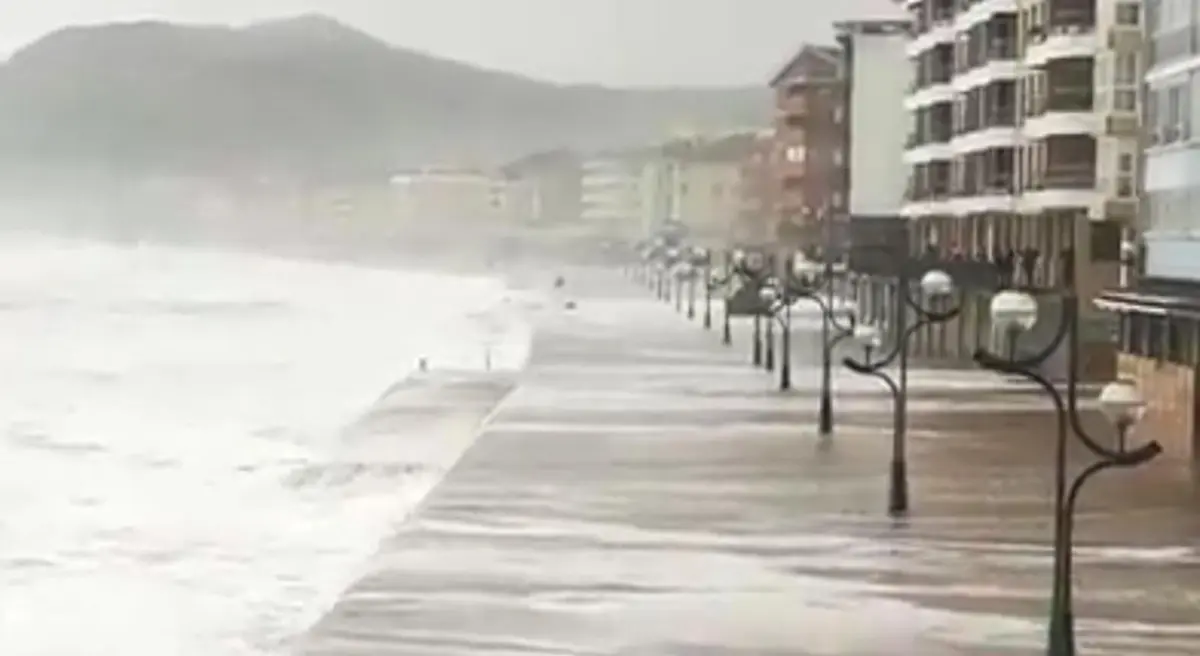 สเปนก็ไม่รอด!!! ทะเลคลั่ง กระหน่ำซัดชายฝั่ง จะคลั่งแค่ไหนต้องดูด้วยตาตัวเอง!!! (ชมคลิป)