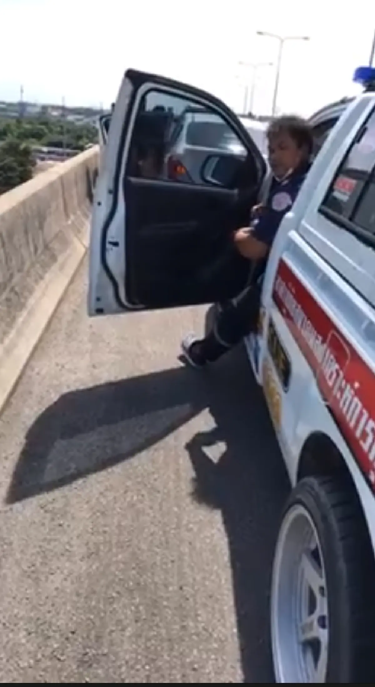 ระทึก! เก๋งจอดแช่ข้างทาง กู้ภัยเจอ 3 พ่อแม่ลูก นอนหมดสติคารถ แม่อาการหนักน้ำลายฟูมปาก