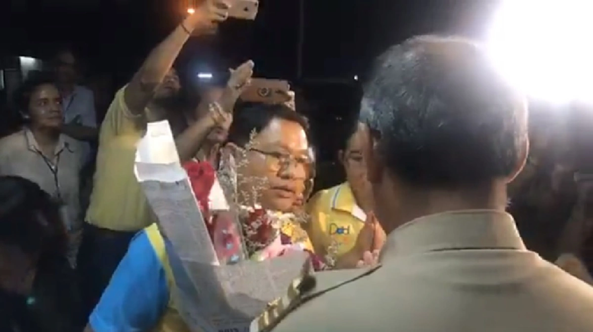 ขวัญใจประชาชน !!!  อีกช็อตประทับใจ"ผู้ว่าฯณรงค์ศักดิ์"  ยกมือไหว้หลัง "ประชาชน" ยืนรอขอบคุณให้ดอกไม้  (มีคลิป)