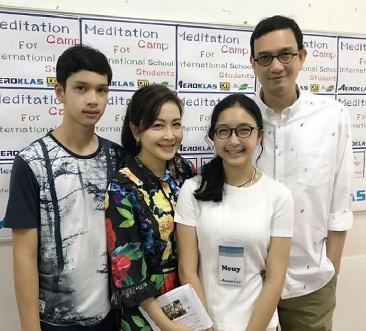 #ดูกันชัดๆ!! ส่องลูกสาว "กวาง กมลชนก" ยิ่งโตยิ่งสวย น่ารักมากด้วย ราวกับภาพวาด "โมนา ลิซา" !! (ชมภาพ)