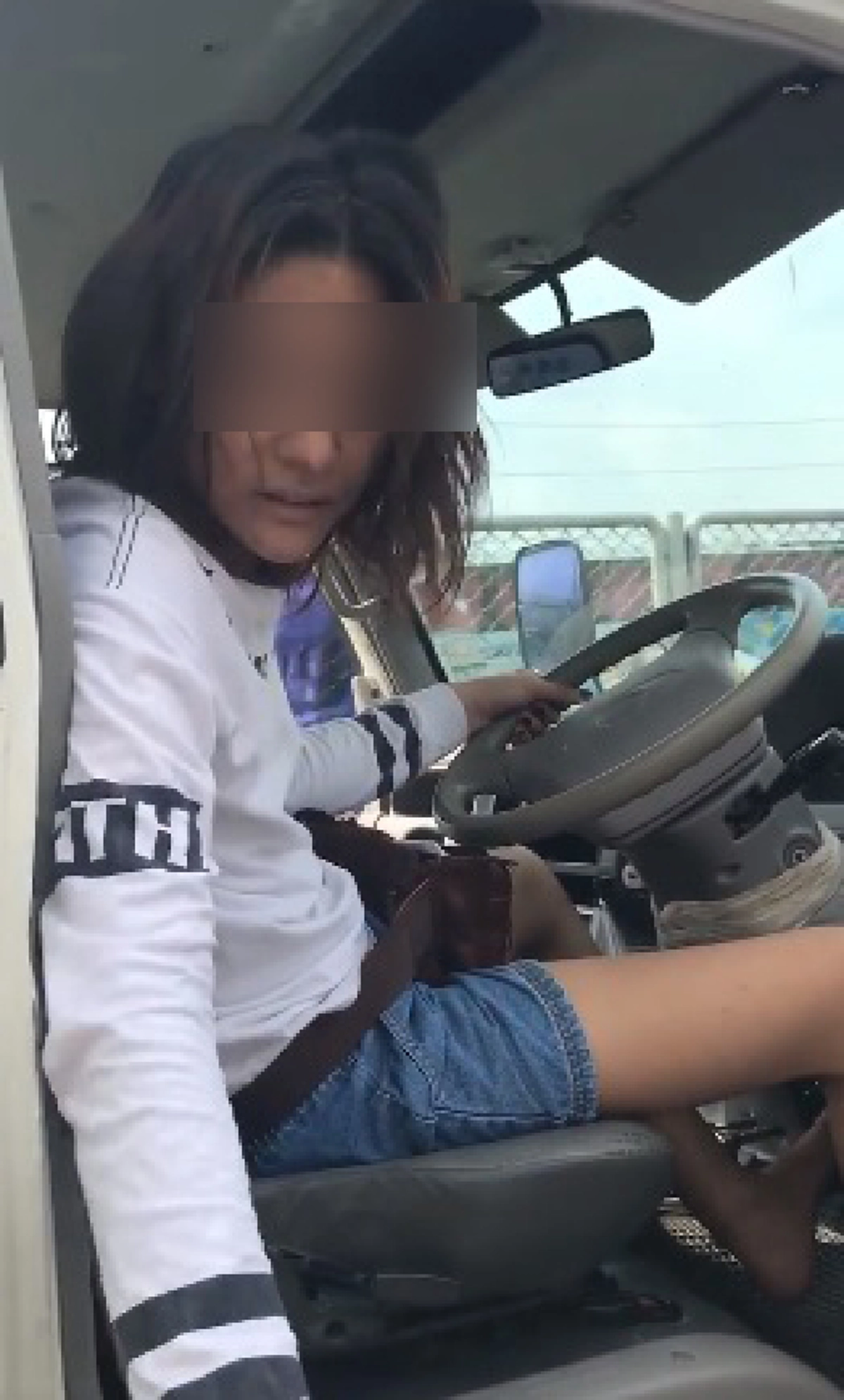 พลเมืองดีจอดรถช่วยอุบัติเหตุ ดันเจอหนุ่มตุ้งติ้งพูดจาไม่รู้เรื่อง จะขโมยรถกลับบ้าน (คลิป)