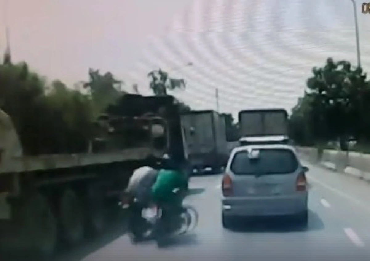 หนุ่มขี่จยย.เปลี่ยนเลนกะทันหัน เฉี่ยวรถคู่กรณีล้ม ก่อนถูกรถเทลเลอร์ทับร่างเสียชีวิต (คลิป)