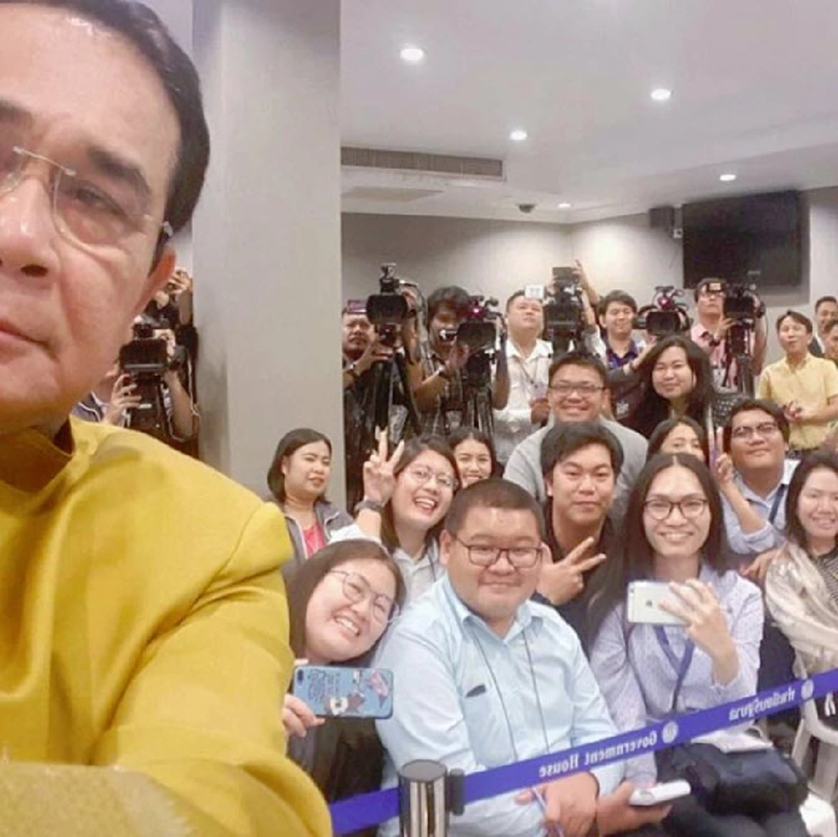 เจอสอนมวย!!! เปิ้ล นาคร เม้นท์สอนวิธีเซลฟี่นายกลุงตู่ ว่าเซลฟี่อย่างไรให้ดูดี หลังนายกเซลฟี่โผล่มาแค่ครึ่งหน้า !!!