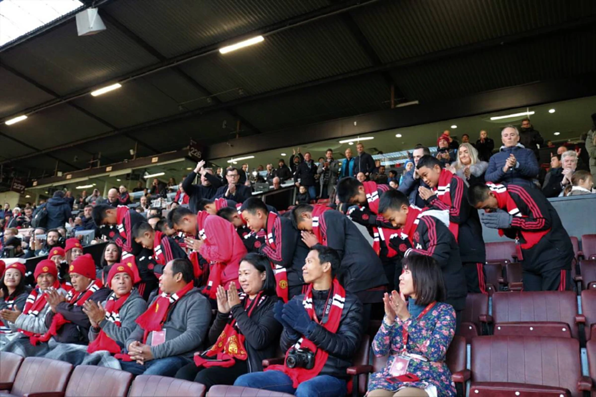 ร่วมอาลัย!!! ทีมหมูป่าร่วมยืนไว้อาลัยเหตุเฮลิคอปเตอร์เจ้าสัววิชัย ตกเสียชีวิต กลางสนามโอลด์แทรฟฟอร์ด