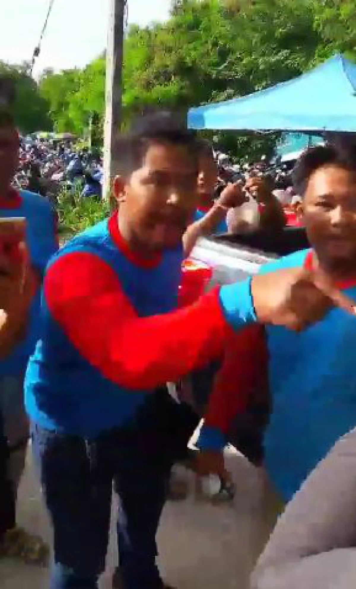 จบแล้วที่ยืนบนสังคม!! "ชาวระยอง" ลุกฮือรวมตัวขับไล่ "ครอบครัวคนกร่าง" พ้นจังหวัด ลั่น!! อย่างกับคนเถื่อน มาทางไหนไปทางนั้น!