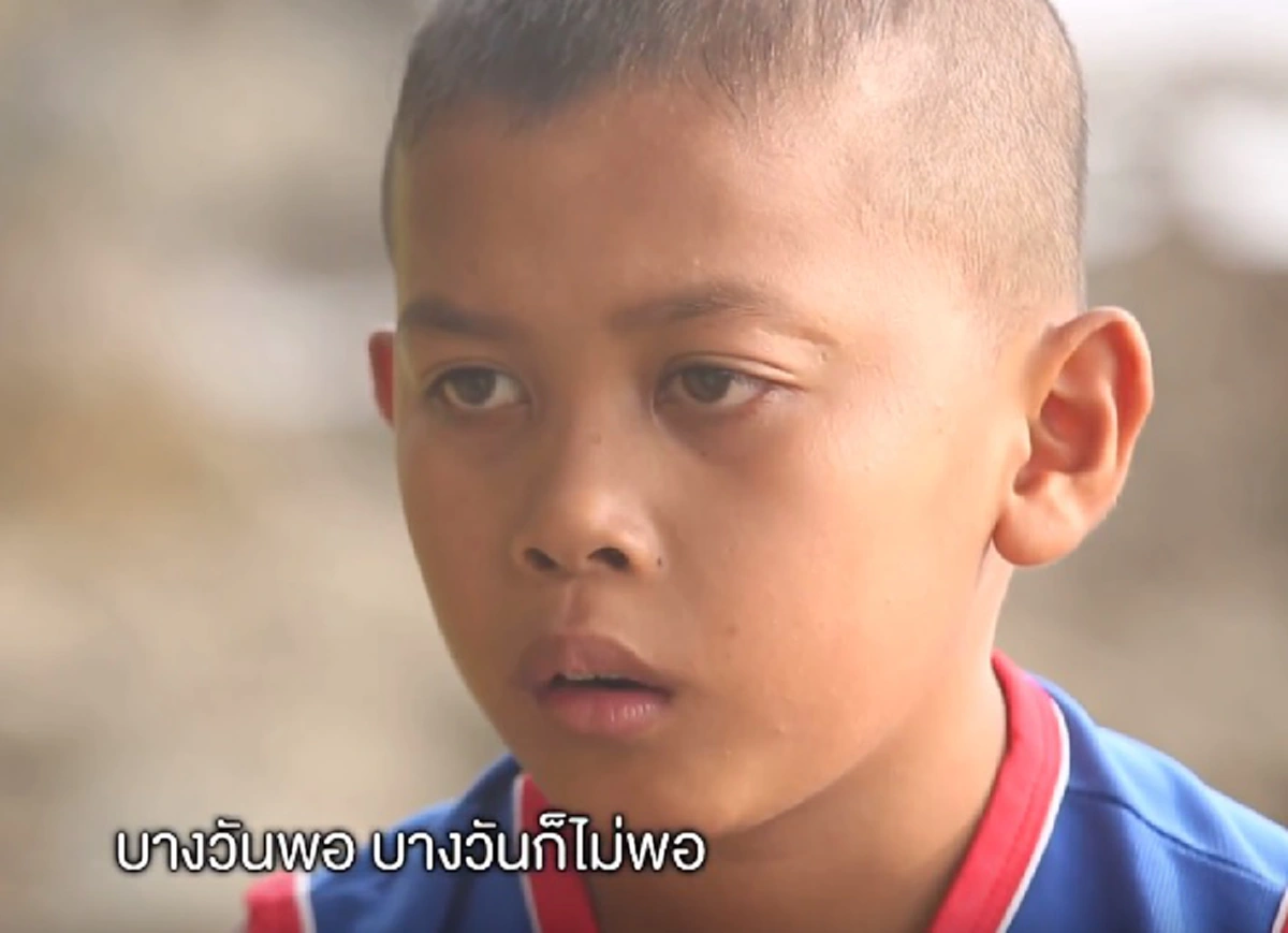 2แฝดยอดกตัญญู เร่ขายอาหารแห้งริมชายหาดหลังเลิกเรียน เพื่อความอยู่รอดของครอบครัว