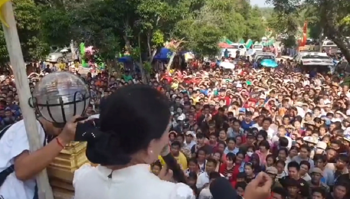 เศรษฐีชลบุรีโปรยทานงานกฐินวัดเขาดินญาณนิมิตร ทรัพย์สินเงินทองมูลค่ากว่าล้าน (คลิป)