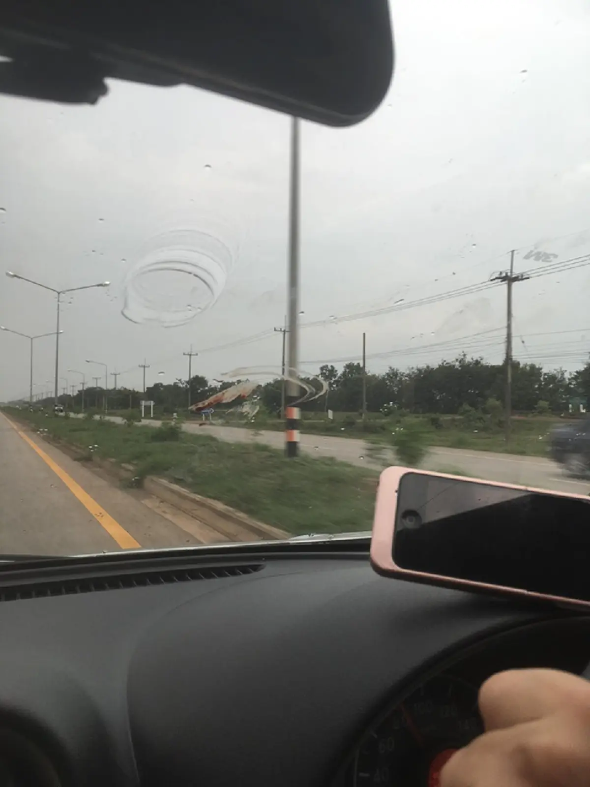 จับได้แล้ว ชายกระโดดเกาะรถ เผยเป็นป่วยทางจิต