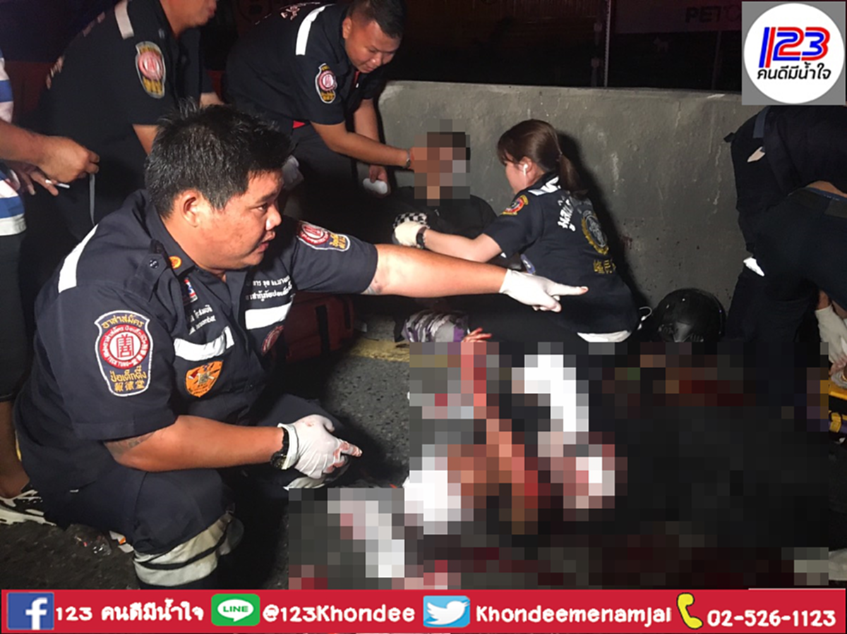 สังคมอยู่ยาก “ไล่ฟันกันยับ” กลางสะพานข้ามแยกลาดปลาเค้า เจ็บ 3 ราย(คลิป)