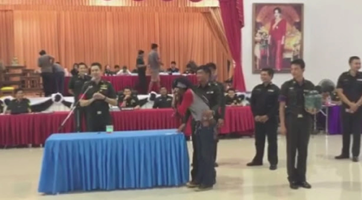 เห็นลีลาแล้วอยากจับเข้ากรม!! ฮาสนั่นเมื่อหนุ่มขาร็อคมาคัดเลือกทหาร วินาทีลุ้นใบดำใบแดงสุดกดดัน แถมโชว์ลีลายียวนกวนอารมณ์สุดๆ (ชมคลิป)