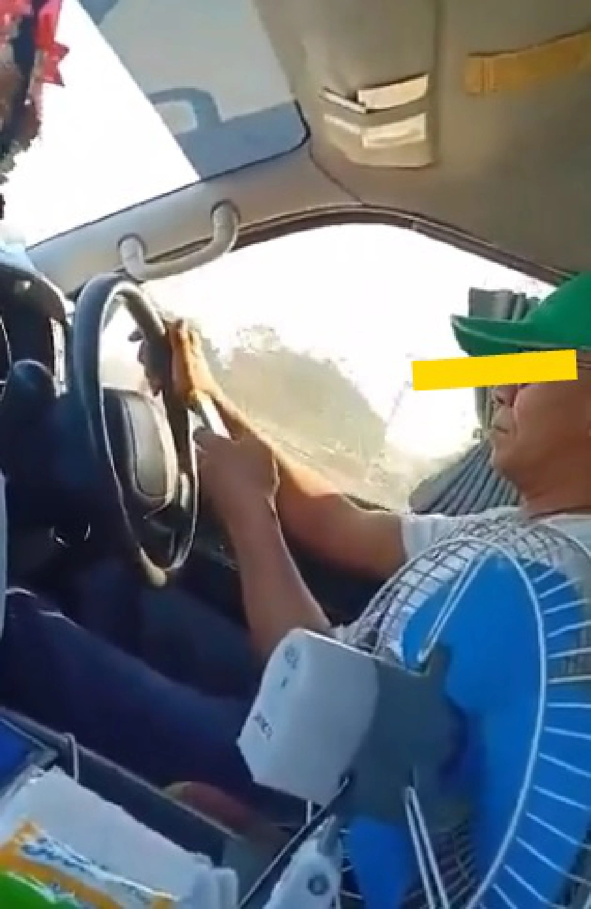 ชีวิตแขวนบนเส้นด้าย.. ผู้โดยสารหายใจไม่ทั่วท้อง โชเฟอร์ขับรถไป-เล่นมือถือไป (คลิป)