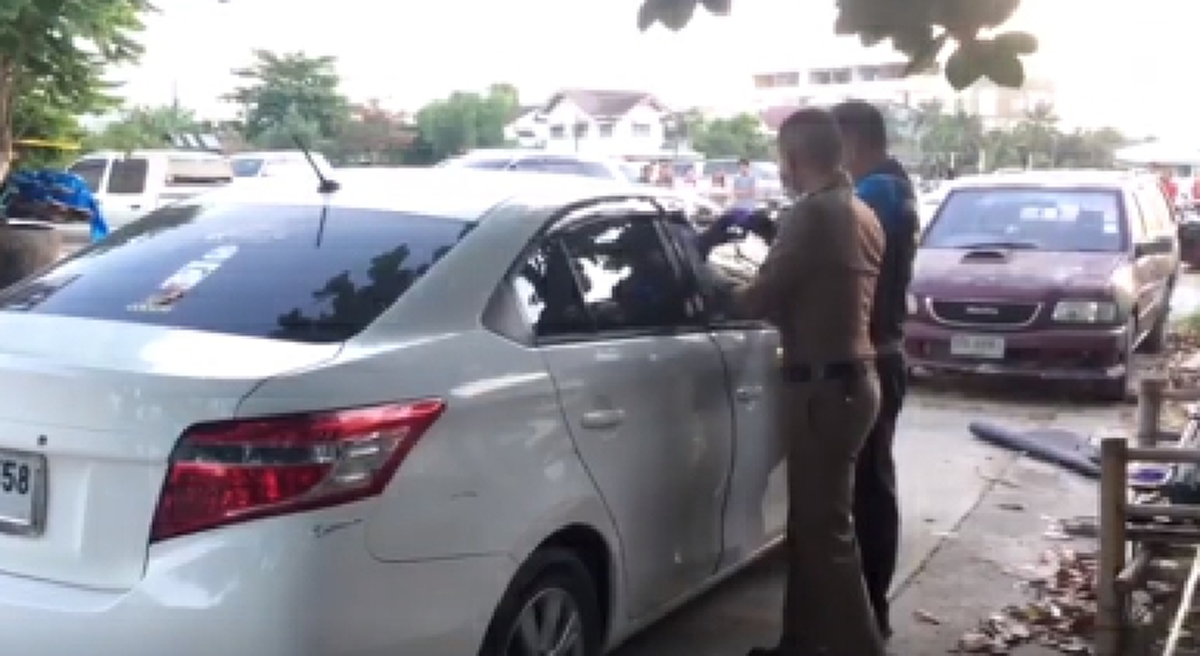 เจ้าหน้าที่ชุดเก็บกู้วัตถุระเบิดของตำรวจภูธร จ.สงขลา เก็บหลักฐานบริเวณจุดเกิดเหตุ