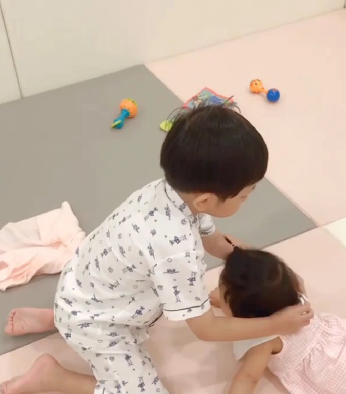 พี่โปรดเปลี่ยนผ้ากันเปื้อนให้น้องปาลิน ทำหน้าที่พี่ชายเเสนดี (คลิป)