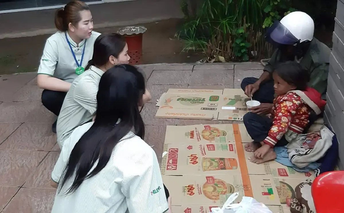 สาวเซเว่น นำกระดาษลัง​เปล่า​ จัดเป็นที่นอน พร้อมนำของกินมาให้ลุงกับหลาน กลายเป็นที่พักพิงชั่วคราว