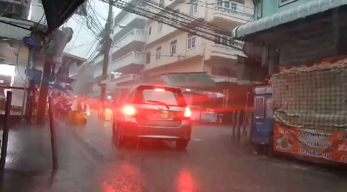 เช็คด่วน !! ฟ้ารั่ว ฝนกระหน่ำ การจราจรวิกฤติ อ่วมหนักหลายพื้นที่ ! (มีคลิป)