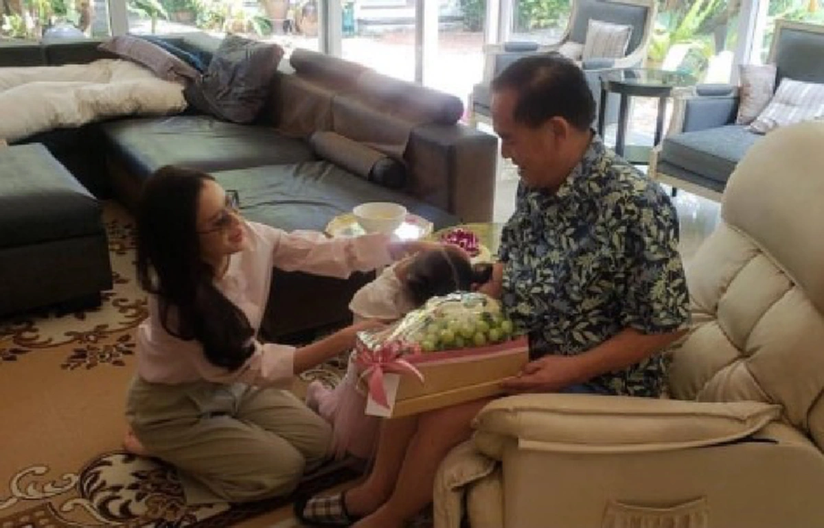 แอฟ ทักษอร พา น้องปีใหม่ รดน้ำปู่ไพวงษ์ ก่อนทิ้งวลีเด็ดยืนหนึ่งในโบนันซ่า