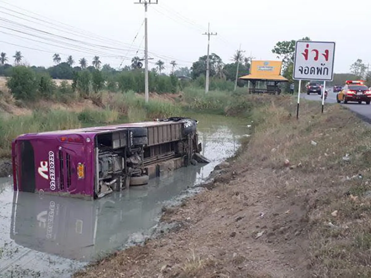 รถทัวร์โดยสารพลิกคว่ำ บรรจุคนไปแน่น 42 คน บาดเจ็บ 21 ราย
