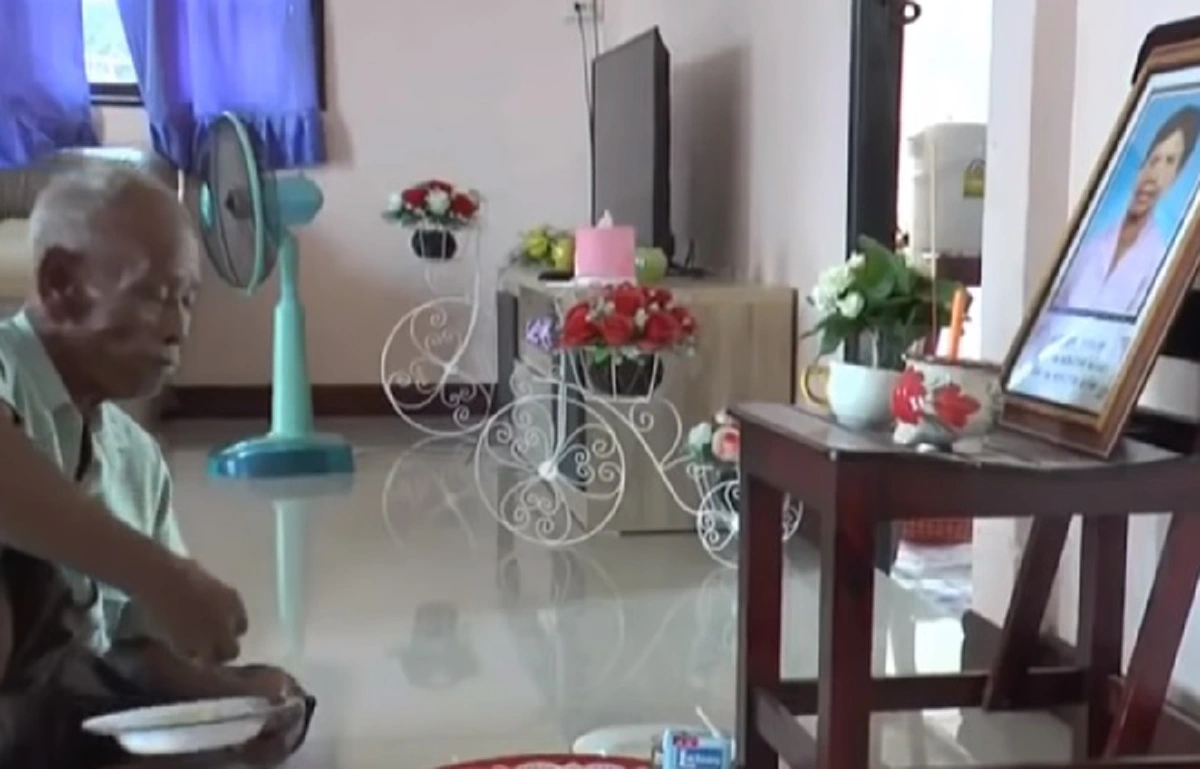 คุณตานั่งกินข้าวหน้ารูปยายจากไปสงบ เข้าใจเลยคำว่ารักแท้มีอยู่จริง