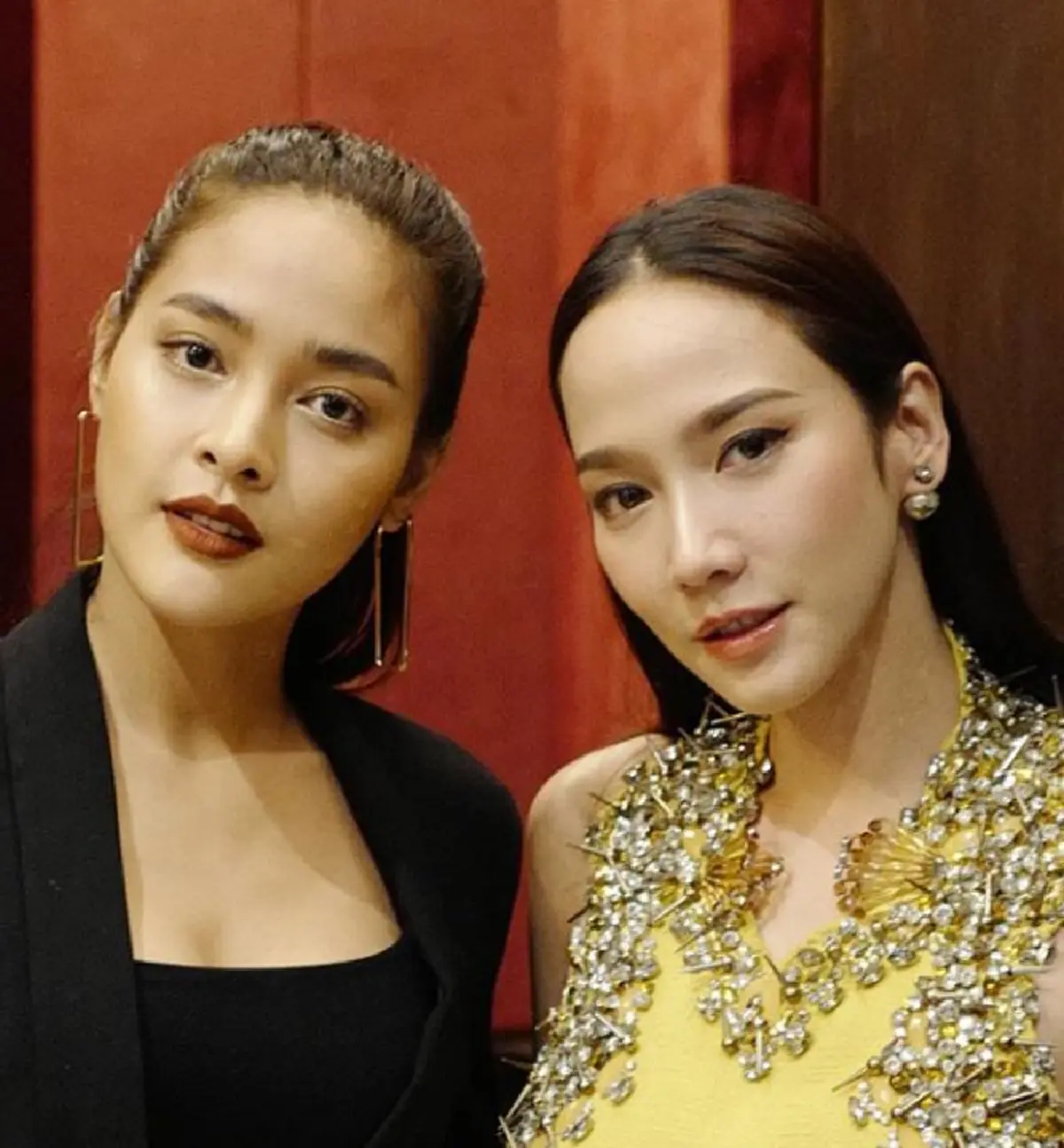 พี่ยังไม่แก่ !! "ปุ๊กลุก ฝนทิพย์" เซอร์ไพรส์ "อั้ม พัชราภา" นำพวงมาลัยมาไหว้ เป็นรุ่นพี่ที่ดีกับน้องมาตลอด (คลิป)