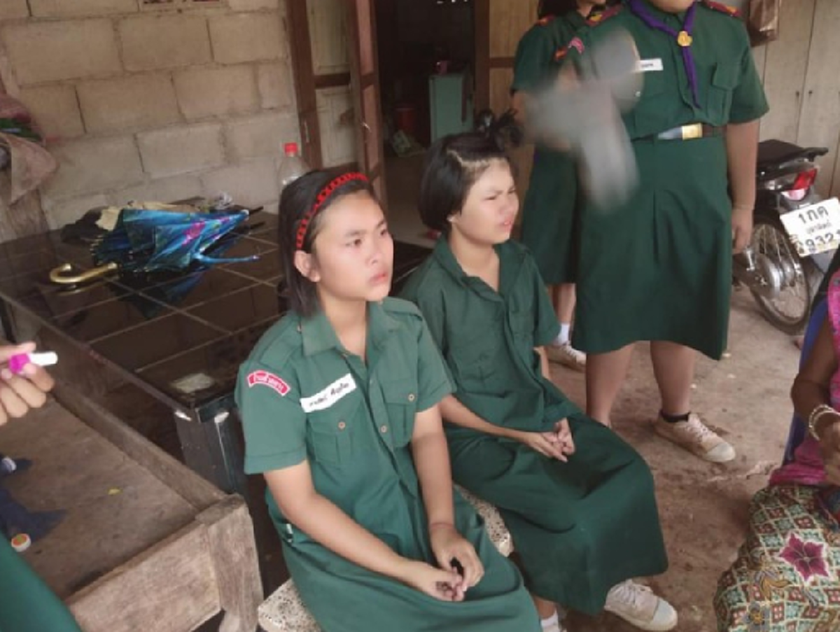ครอบครัวสุดหดหู่ ยืนมองไฟไหม้บ้าน บีบมือกันแน่น