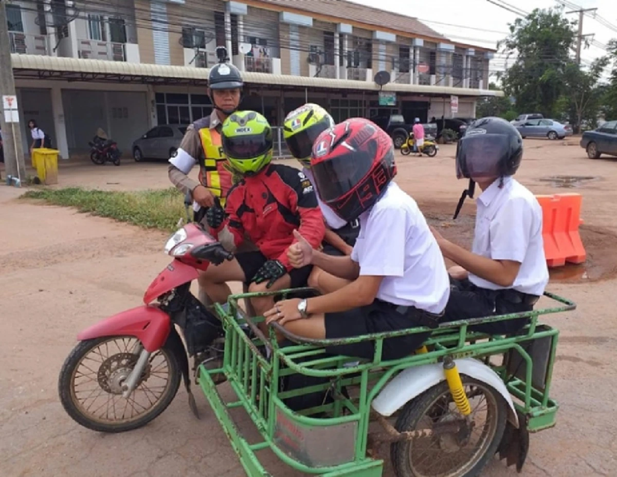 เด็กโคราช พาเพื่อน ขี่มอเตอร์ไซค์พ่วงไปโรงเรียน แถมไม่ลืมความปลอดภัย