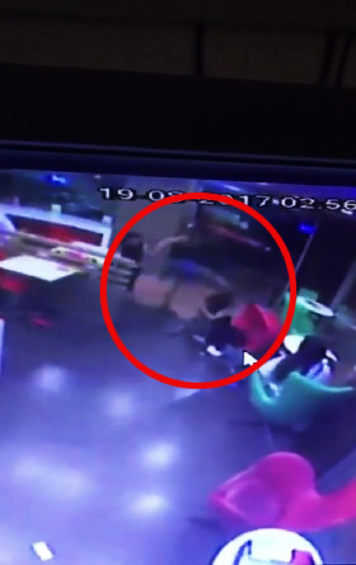 ใหญ่มากจากไหน!!! "ฝรั่งกร่าง"ทะเลาะกับเพื่อน พลามาจิกหัว เตะหน้าสาวไทย...สลดหนักไปแจ้งตำรวจ ไม่รับแจ้งความบอกแมคโดนัลด์คือแหล่งอโคจร!!!