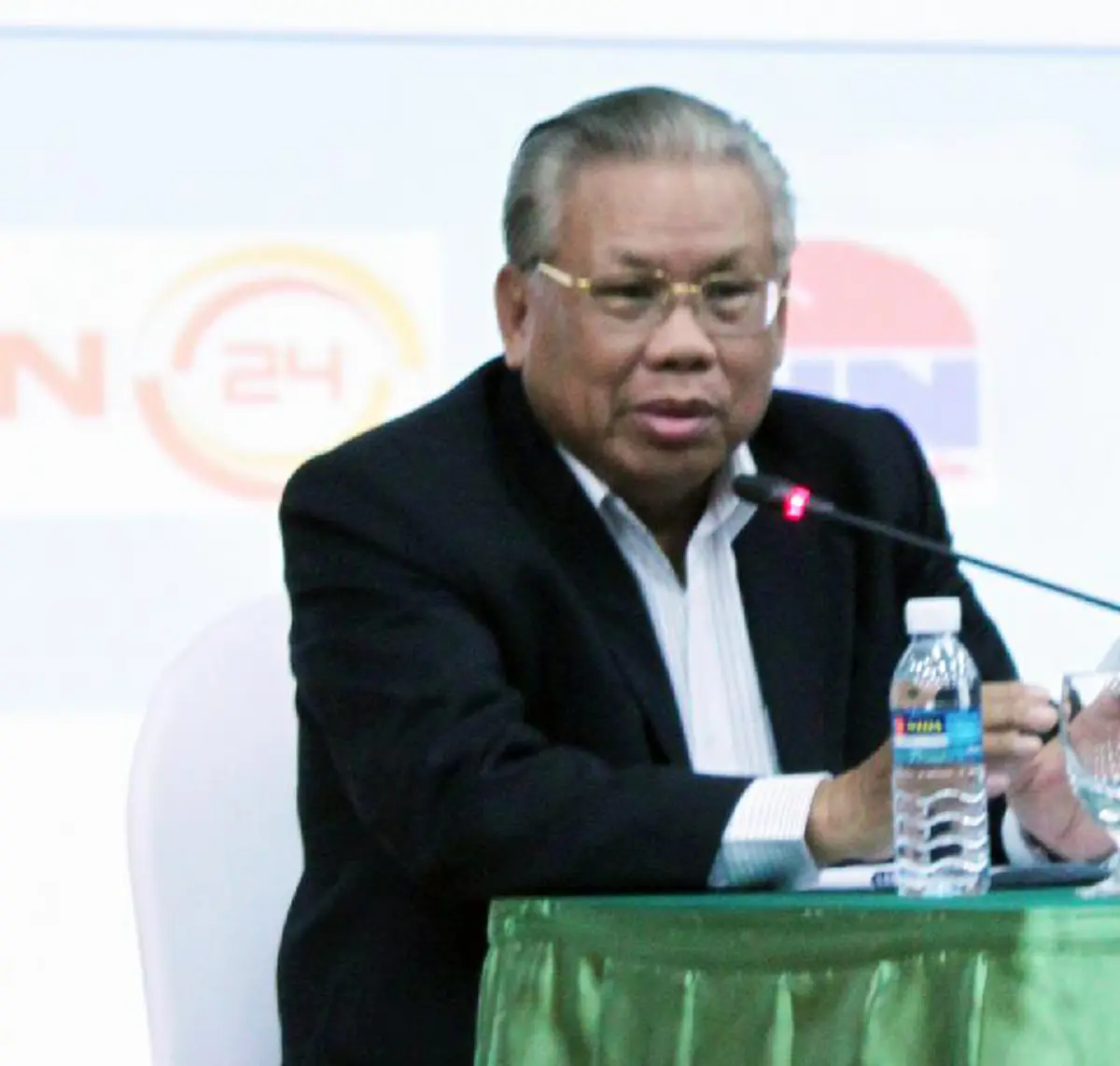 ยังไม่จบ!! "พลโทนันทเดช"ชี้ ศาสนาพุทธจะผ่านเรื่องนี้ไปได้ ส่วนสาวกจานบินบางคนคงเปลี่ยนยาก เช่นสาวอ้วนคนหนึ่งที่ชอบพูดบิดเบือนหน้าตาเฉย!!!