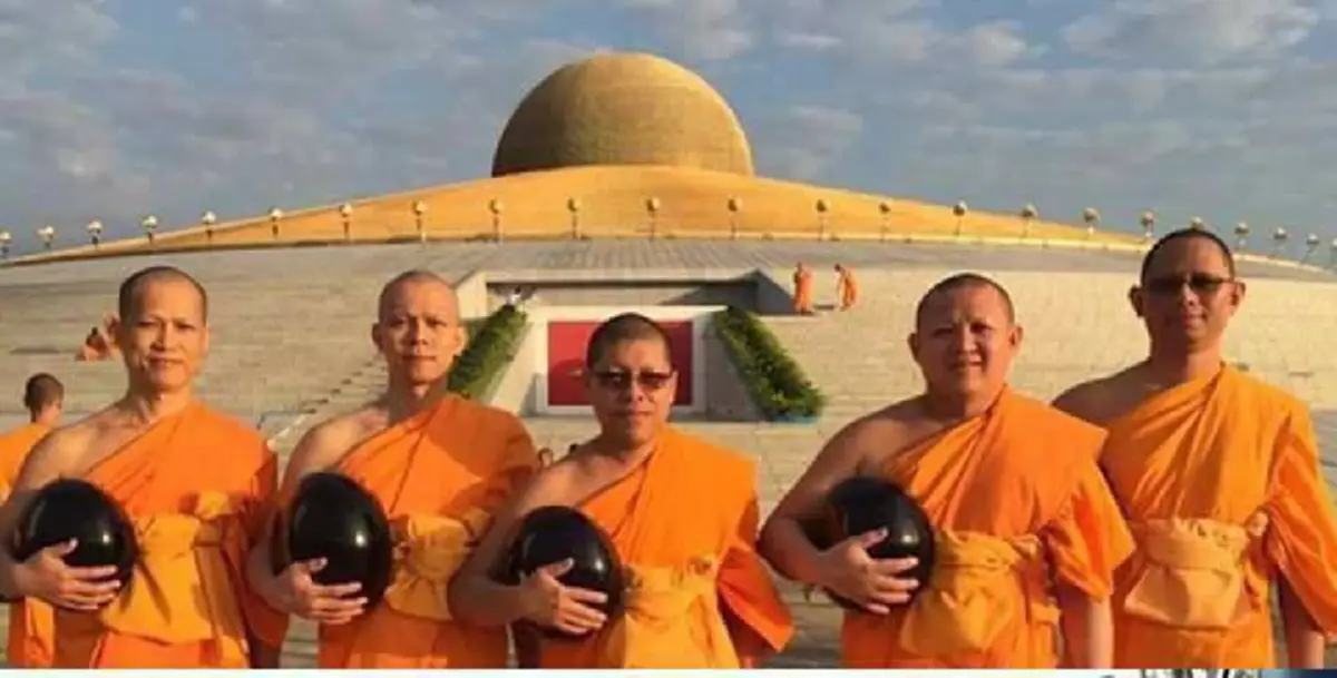 นี่พระจริงๆหรือเปล่า..!?! เห็นความแตกต่างระหว่าง "การบิณฑบาต" กับการจัดฉากถ่ายภาพ ใครคือพุทธ ใครคือมารศาสนา?!!